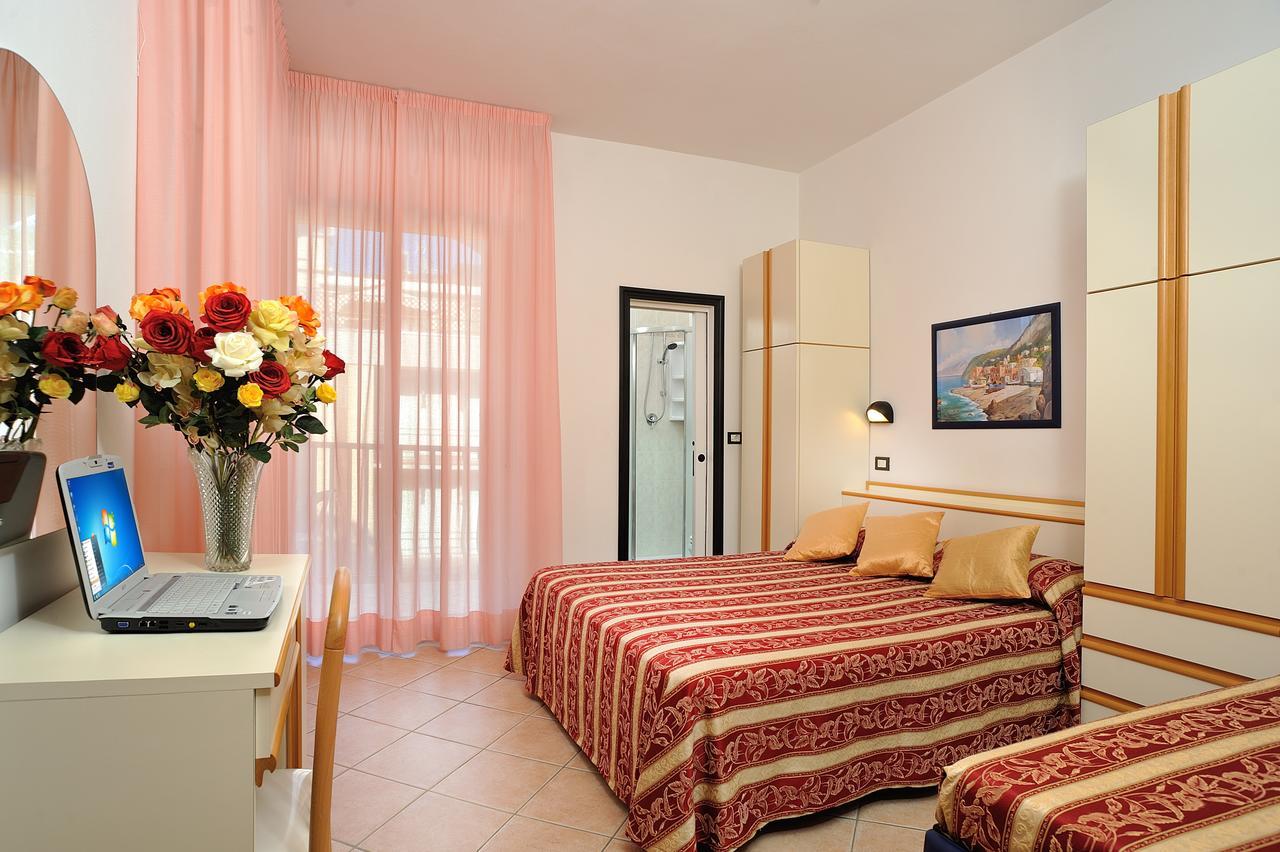 Hotel Amedeo Misano Adriatico Kültér fotó